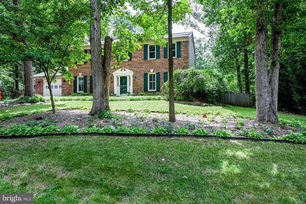 12127 Holly Knoll Cir in Great Falls, VA - Building Photo
