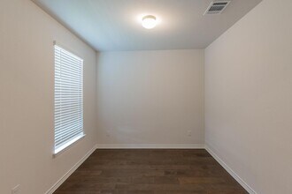 5302 Mulberry Grove Ln in Austin, TX - Foto de edificio - Building Photo