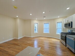22 Holyoke Rd, Unit 2 in Somerville, MA - Building Photo - Building Photo
