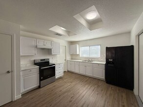 4455 Sherwood Way in San Antonio, TX - Building Photo - Building Photo