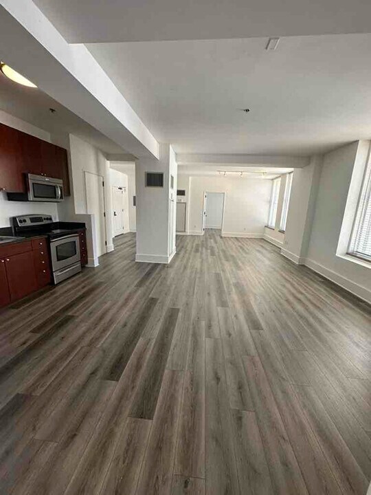 123 S Figueroa St in Los Angeles, CA - Building Photo