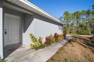 343 Reeves St in Lehigh Acres, FL - Foto de edificio - Building Photo