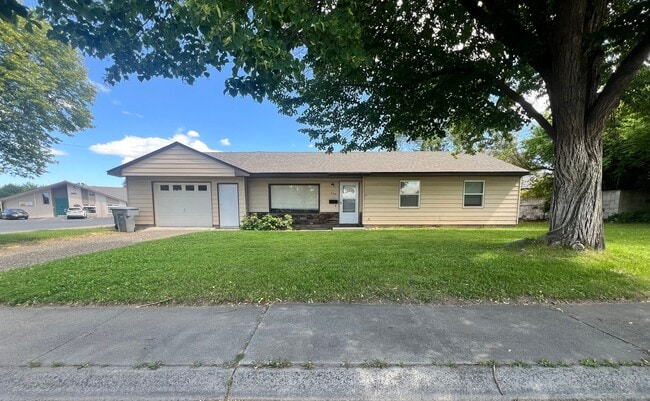 property at 634 Basswood Ave