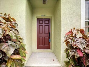 6021 Osprey Lake Cir in Riverview, FL - Building Photo - Building Photo