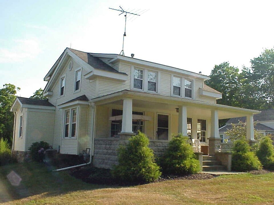 7108 Wakefield Rd in Hiram, OH - Foto de edificio