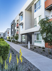 Residences at Falcon Park in Phoenix, AZ - Foto de edificio - Building Photo