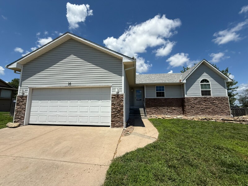 16 Cedar Pointe Ct in Goddard, KS - Building Photo