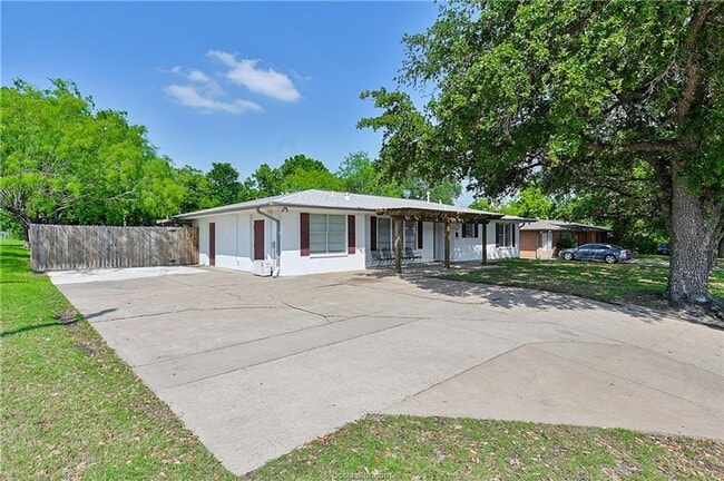 AUGUST PRE-LEASE!! 4 bed, 3 bath house on  in College Station, TX - Building Photo - Building Photo