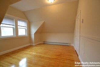 29 Sparhawk St, Unit 2 in Boston, MA - Foto de edificio - Building Photo