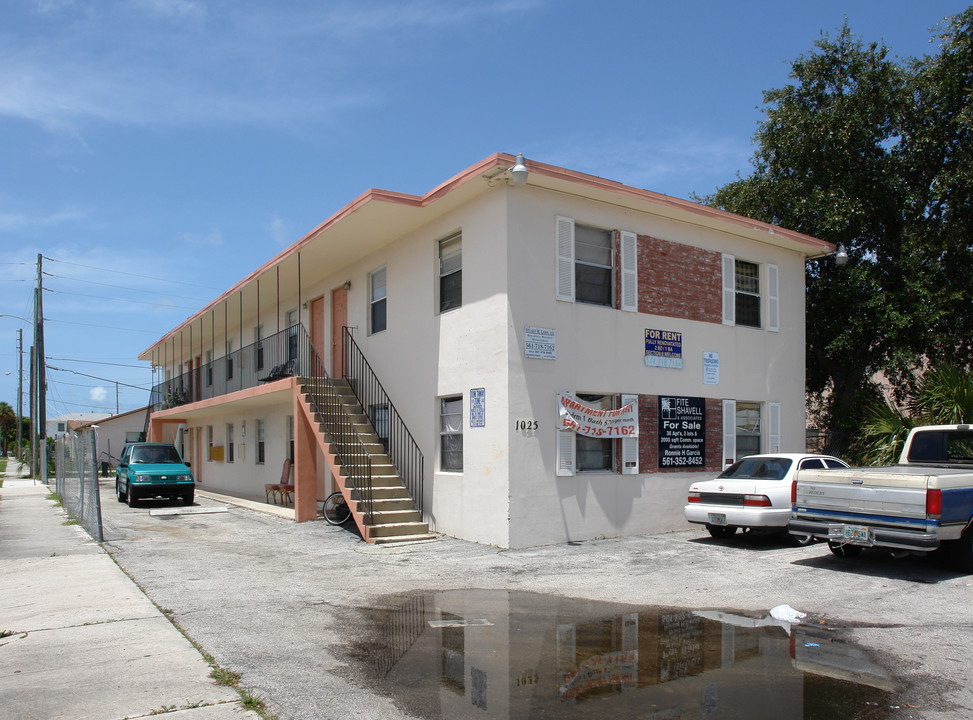 1025 Palm Beach Lakes Blvd in West Palm Beach, FL - Building Photo