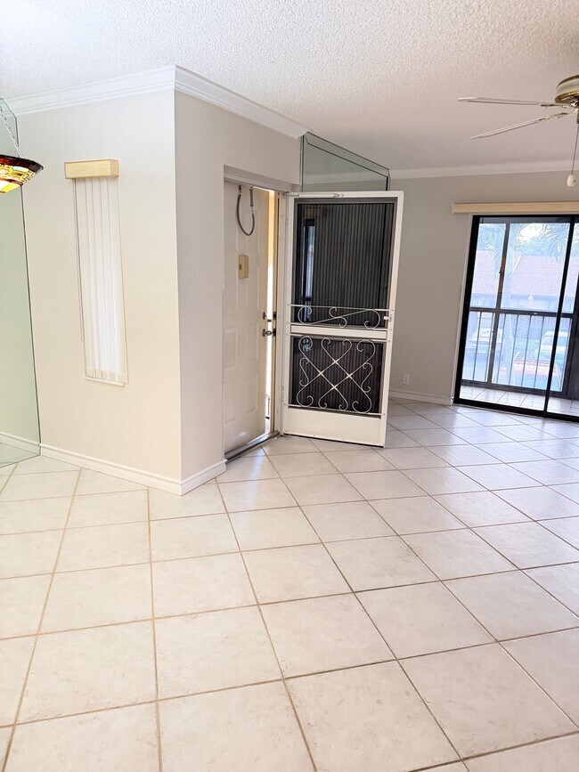 802 Sky Pine Way in Greenacres, FL - Foto de edificio - Building Photo