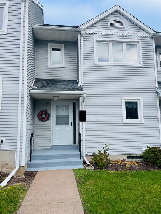 19 Oak Ridge Dr in Windsor Locks, CT - Foto de edificio