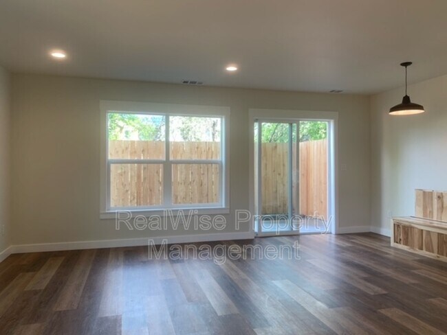 1184 Fruitdale Dr in Grants Pass, OR - Building Photo - Building Photo