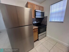 30 SE 4th Ave in Hallandale Beach, FL - Building Photo - Building Photo