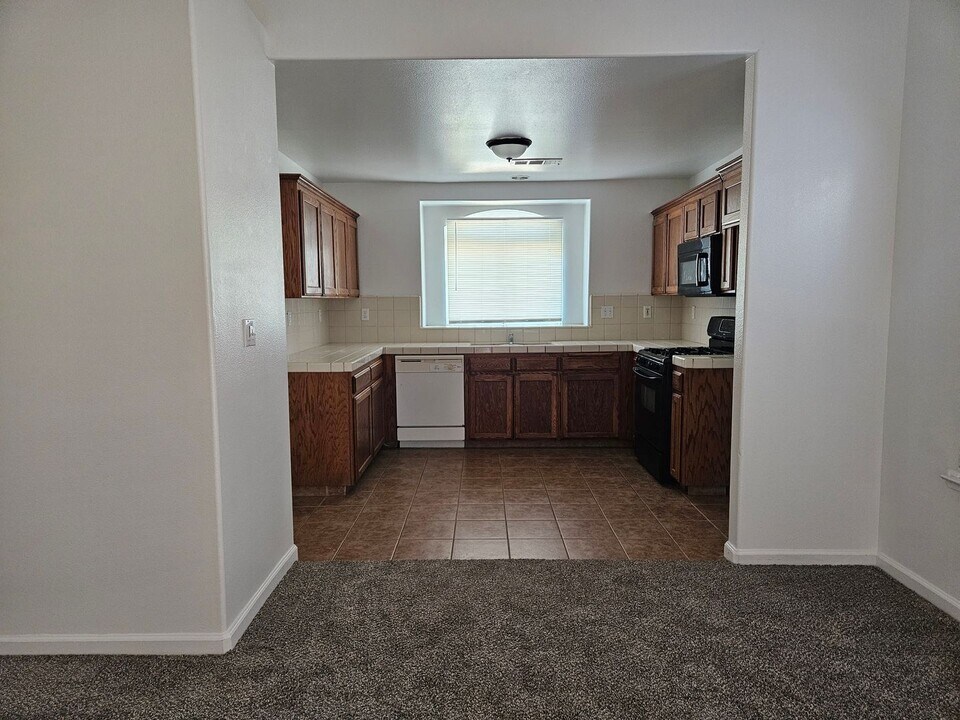 2042 Romolo St in Delano, CA - Building Photo