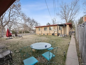 1301 S Logan St, Unit 1305A in Denver, CO - Foto de edificio - Building Photo