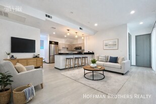 1063 S Wooster St in Los Angeles, CA - Building Photo