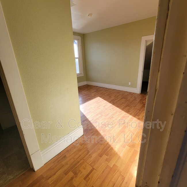 298 E Oregon Ave in Creswell, OR - Building Photo - Building Photo