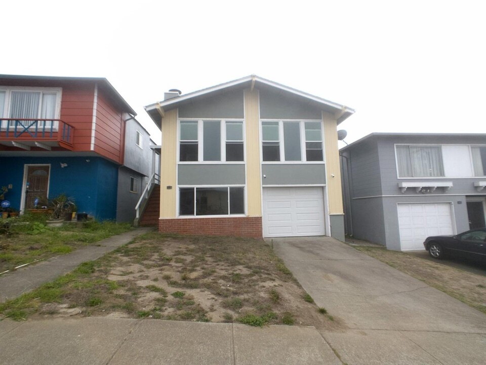 1215 Skyline Dr in Daly City, CA - Building Photo