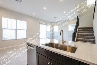 17052 N 50th St in Scottsdale, AZ - Foto de edificio - Building Photo