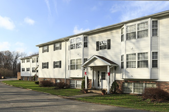 Carriage Hill Apartments in Ashtabula, OH - Building Photo - Building Photo