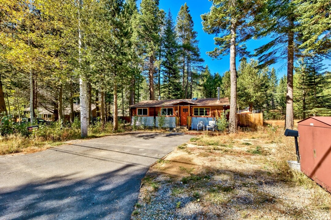 1577 Atroari St in South Lake Tahoe, CA - Building Photo