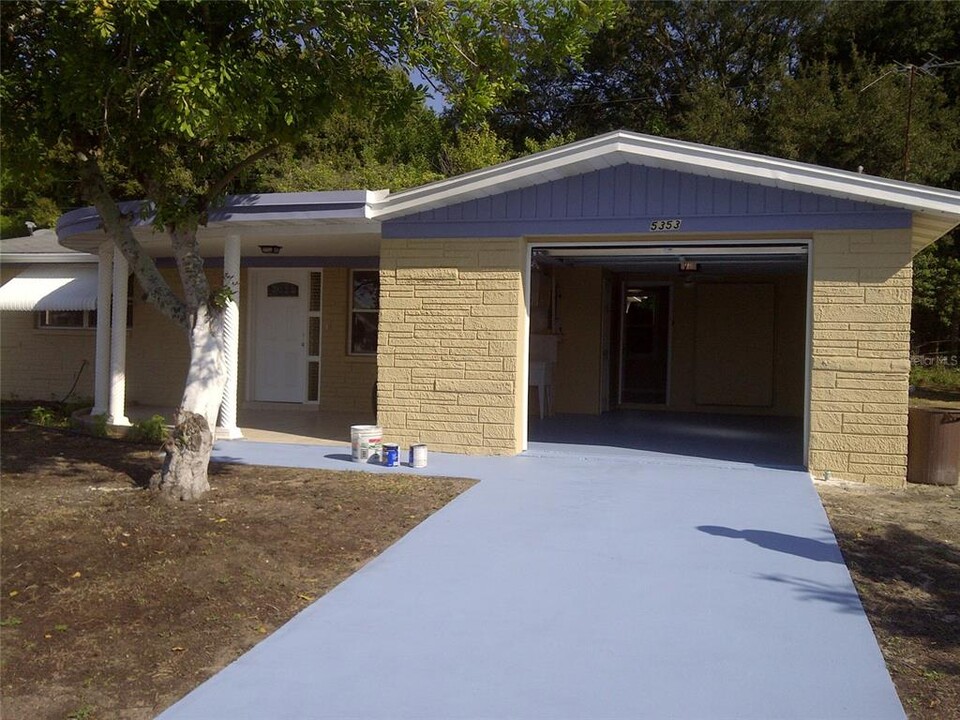 5353 Dawn Ln in Holiday, FL - Foto de edificio