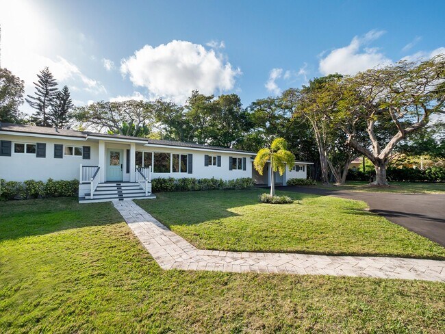 10400 SW 67th Ave in Miami, FL - Foto de edificio - Building Photo