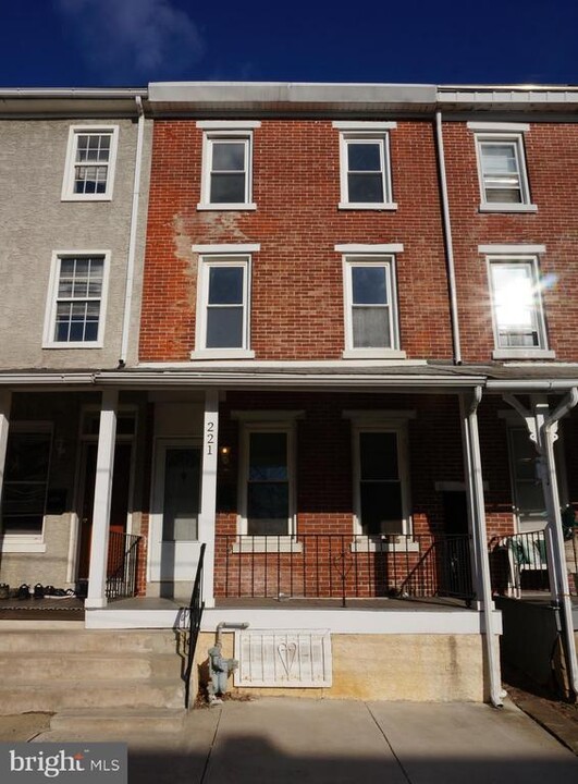 221 E Wood St in Norristown, PA - Building Photo