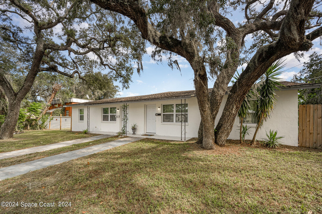 889 Sarno Rd in Melbourne, FL - Building Photo