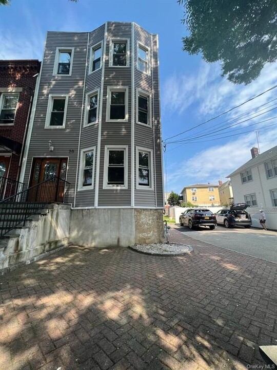 18 Sherman Ave-Unit -2 in Yonkers, NY - Building Photo