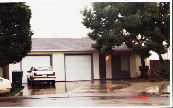 1344 McNary Cor in Manteca, CA - Foto de edificio