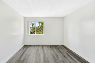 VIVA Apartment Homes in Anaheim, CA - Foto de edificio - Building Photo