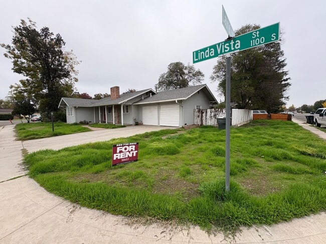 1044 S Linda Vista St in Visalia, CA - Building Photo - Building Photo