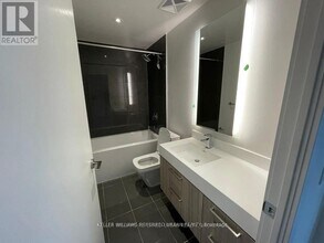 1 Yorkville Ave in Toronto, ON - Building Photo - Building Photo