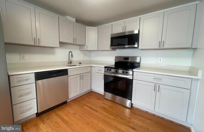 7353 Crestleigh Cir in Alexandria, VA - Building Photo - Building Photo