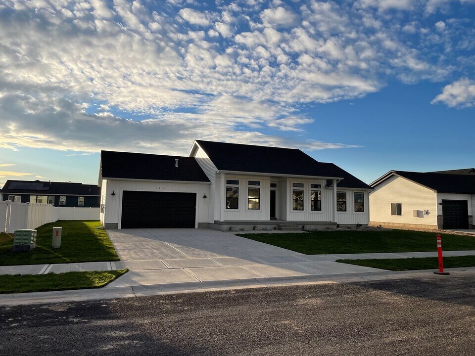 3619 Ola Vis Ave in Ammon, ID - Building Photo