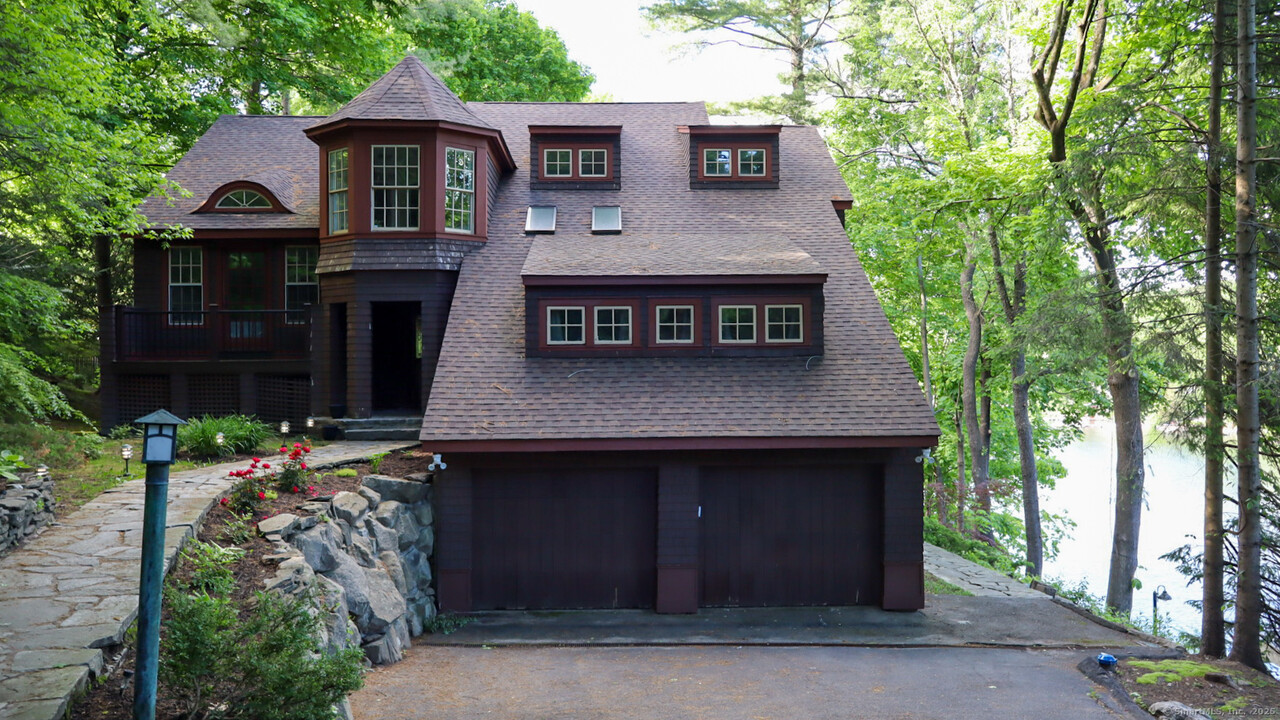 26 Greenwood Rd in New Milford, CT - Building Photo