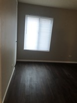 6142 Knoll Wick Rd, Unit 203 in Willowbrook, IL - Building Photo