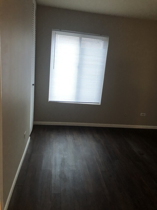 6142 Knoll Wick Rd, Unit 203 in Willowbrook, IL - Building Photo