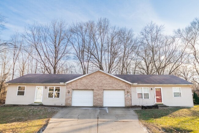 property at 2207 W Lincoln Ave