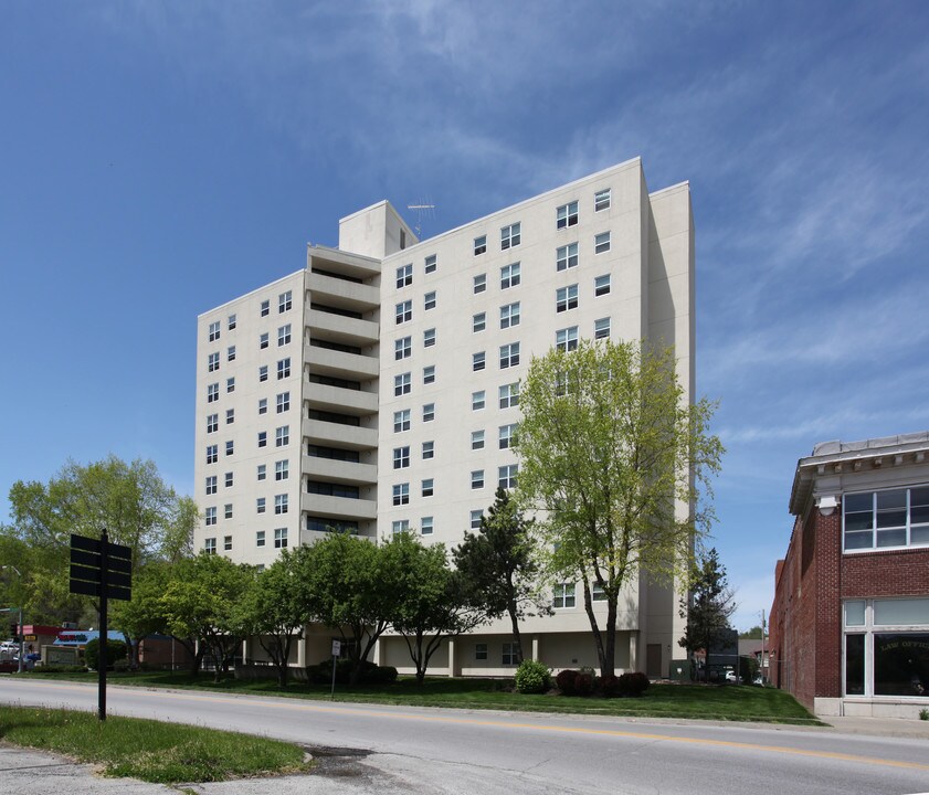 Colony Plaza Apartments in Excelsior Springs, MO - Building Photo