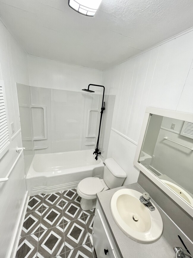 719 N 13th St, Unit A in Nederland, TX - Foto de edificio - Building Photo
