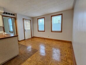 49 Cottage St in Boston, MA - Foto de edificio - Building Photo