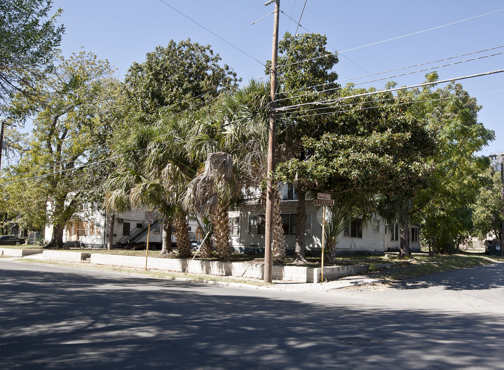 825 E Carson St in San Antonio, TX - Building Photo