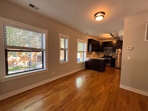 2203 W Eastwood Ave, Unit 1E in Chicago, IL - Foto de edificio - Building Photo