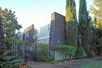 2416 S St in Sacramento, CA - Building Photo - Building Photo