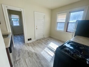 2570 N Murray Ave in Milwaukee, WI - Building Photo - Building Photo