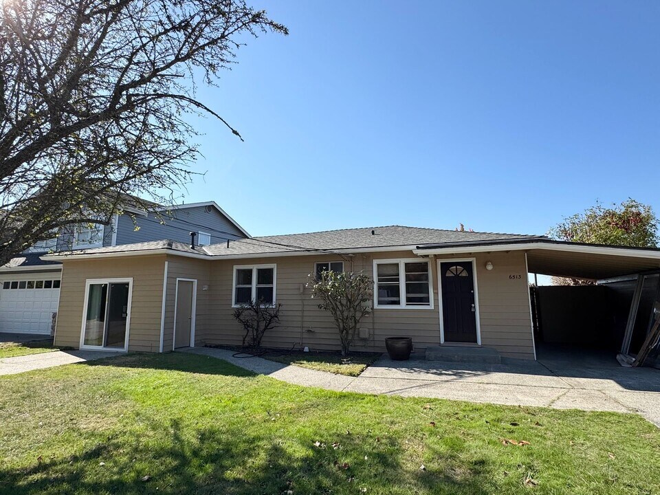 6513 102nd Ave NE in Kirkland, WA - Building Photo