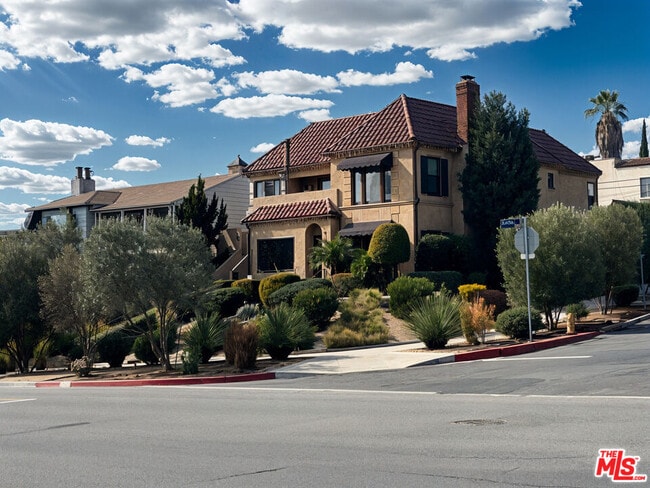 property at 1303 S Rimpau Blvd